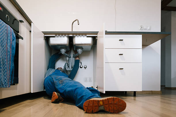 Professional Emergency Plumber technician working in Slater, MO